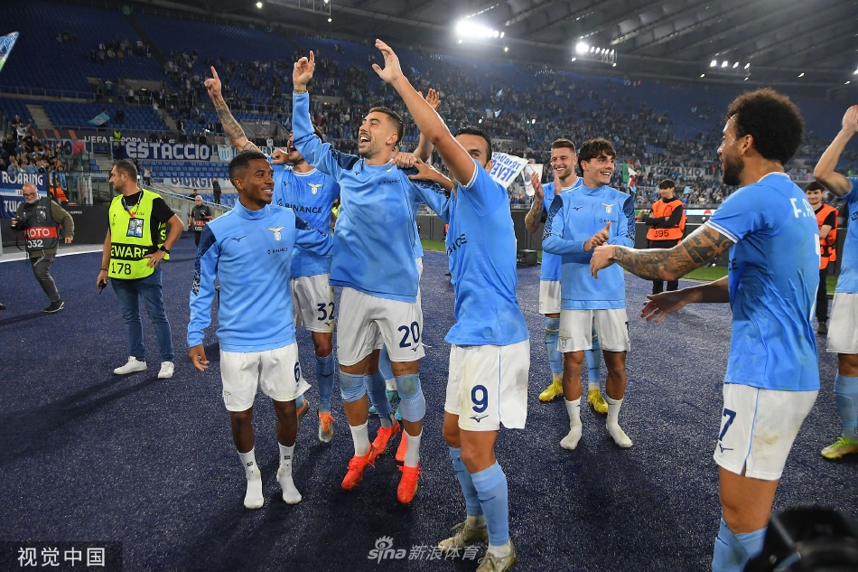 佩德罗激情滑跪庆祝反超进球，在草皮上留下胜利的痕迹，周围队友正飞奔而来与他一同分享喜悦。