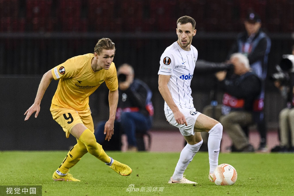 苏黎世队绝杀功臣马尔切萨诺在进球后陷入狂喜，他张开双臂全力奔向角旗区，帅气的面庞因激动而扭曲，身后是追赶他庆祝的队友。