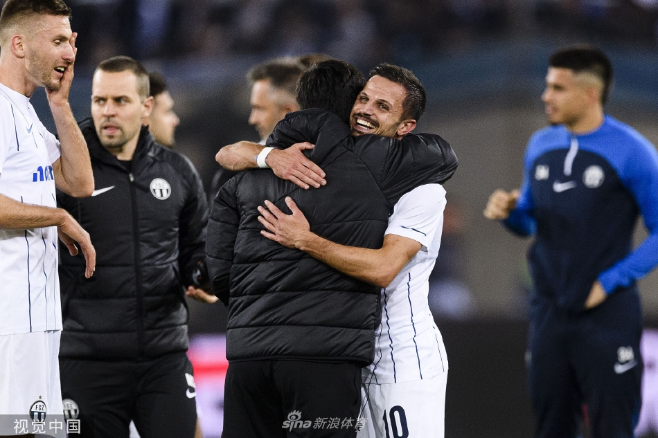 比赛结束后，苏黎世球员们携手走向主队死忠球迷看台，向整场不遗余力呐喊助威的忠实拥趸们鼓掌致谢，分享胜利的喜悦。