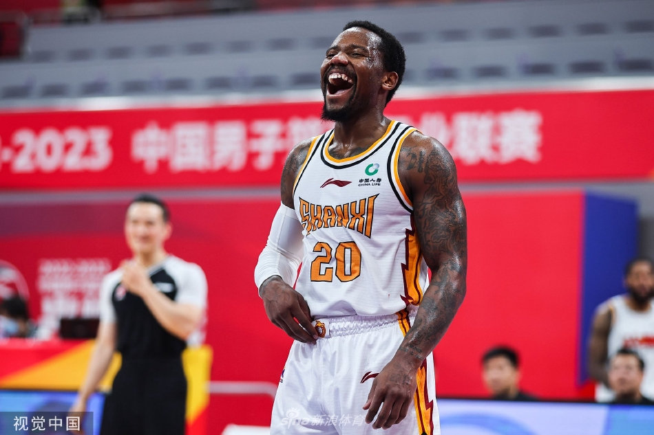 山西队防守悍将邢志强在内线以一敌二,面对北京队塔瑞克的贴身紧逼,依旧稳定地将球送入篮筐,眼神坚毅。