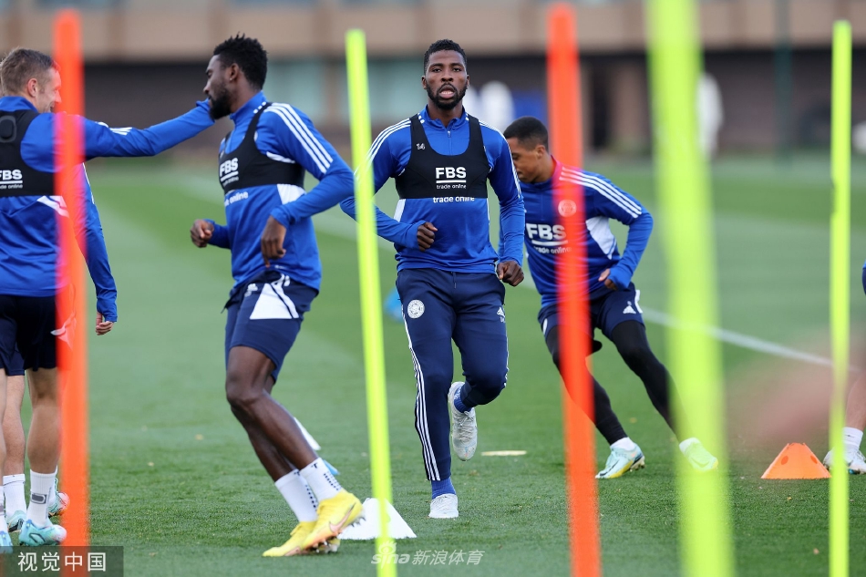 莱斯特城球员围成一圈进行赛前战术部署，大家肩并肩紧密站立，聆听教练的最后一刻指示，展现了团队的凝聚力与专注度。