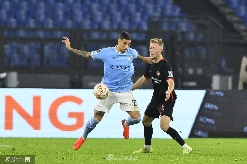 双方球员在中场展开激烈拼抢，足球在脚间快速转换，展现出欧洲赛场的高强度对抗节奏。