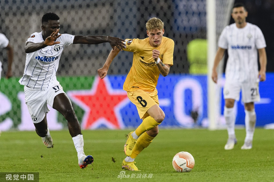 苏黎世队球员博拉尼贾塞维奇进球后张开双臂，面向看台疯狂庆祝，队友从四面八方涌来将他团团围住，这个扳平比分的进球至关重要。