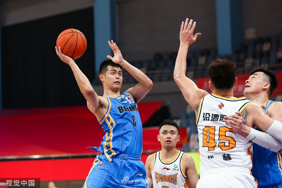 山西队张宁在快攻中如利刃般犀利突破,面对北京队两人的合围防守,他依然在空中保持着绝佳的平衡感将球打进。