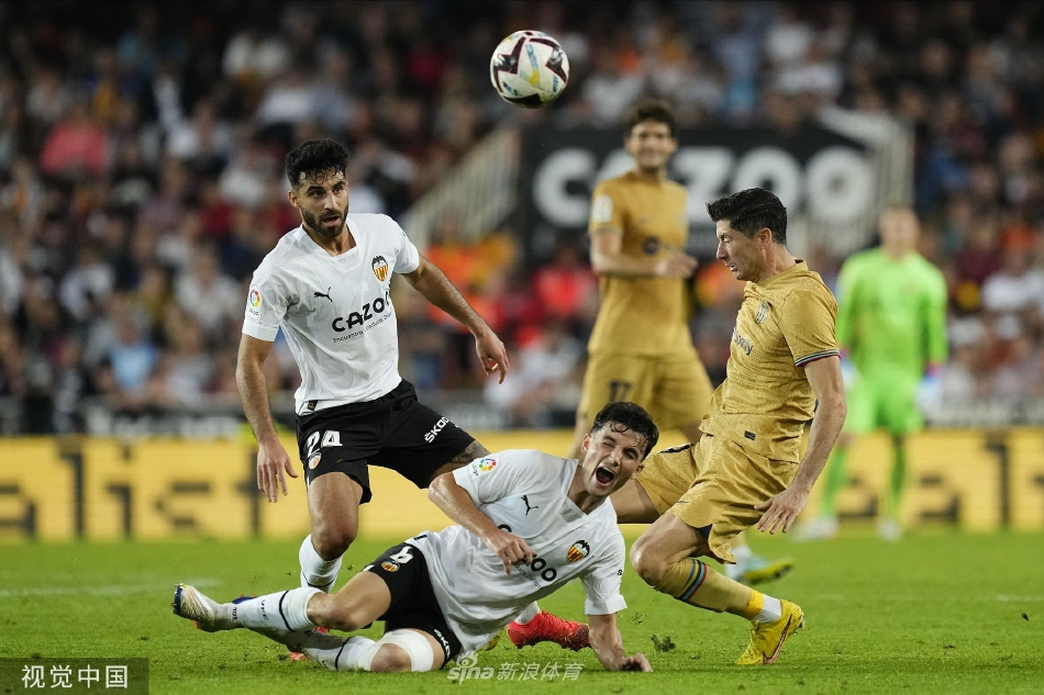 进球后的莱万多夫斯基狂奔庆祝，释放着所有压力，巴萨替补席和教练组瞬间被点燃，陷入疯狂。