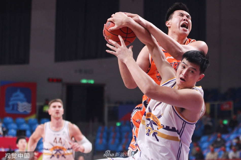 双方球员在篮下为争夺篮板球位置展开激烈卡位，肌肉碰撞，比赛对抗强度可见一斑