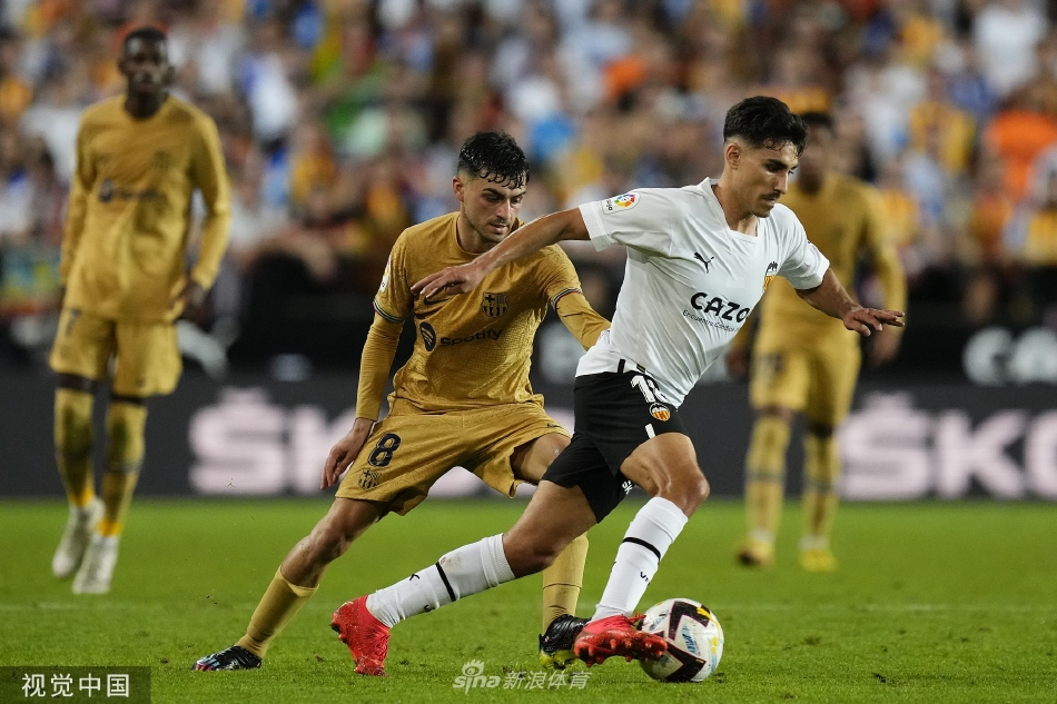 比赛结束后，巴萨球员聚集在客场球迷看台下共同庆祝这场来之不易的胜利，团队精神在逆境中闪耀。