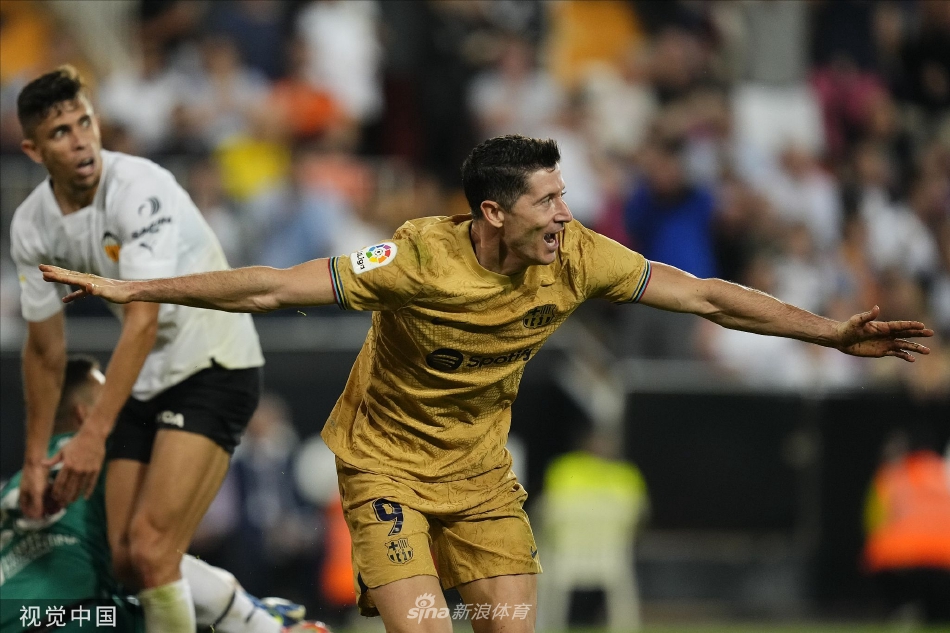 瓦伦西亚门将马马尔达什维利飞身扑救，力保球门不失，他的高接抵挡让巴萨众将一度陷入绝望。