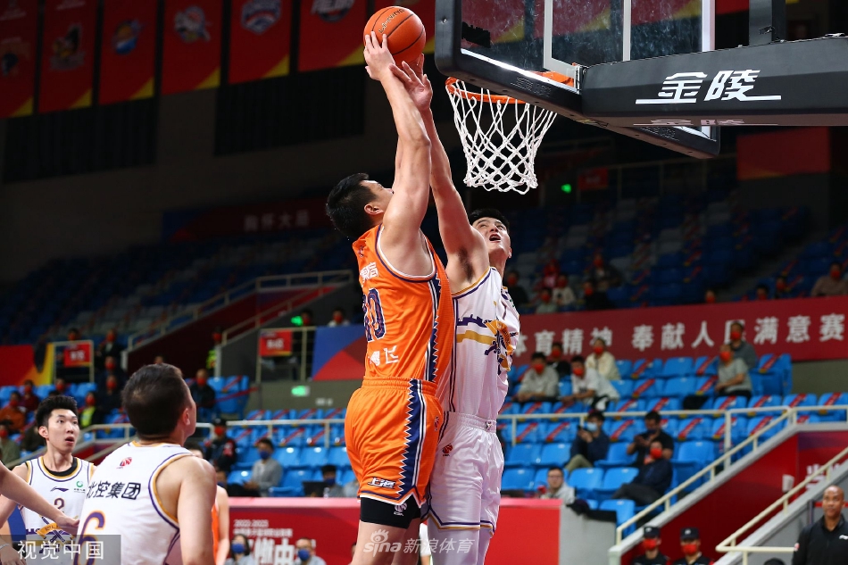 北京控股外援高登在刘铮的严密防守下强行突破，两人身体对抗激烈，展现高强度防守对决