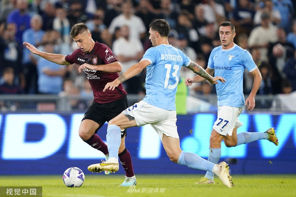 萨勒尼塔纳老将安东尼奥·坎德雷瓦进球后张开双臂，仰天长啸庆祝