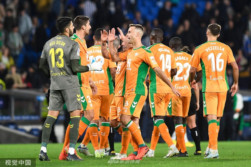 皇家社会核心大卫·席尔瓦独自伫立，背影在球场灯光下显得无比落寞与疲惫