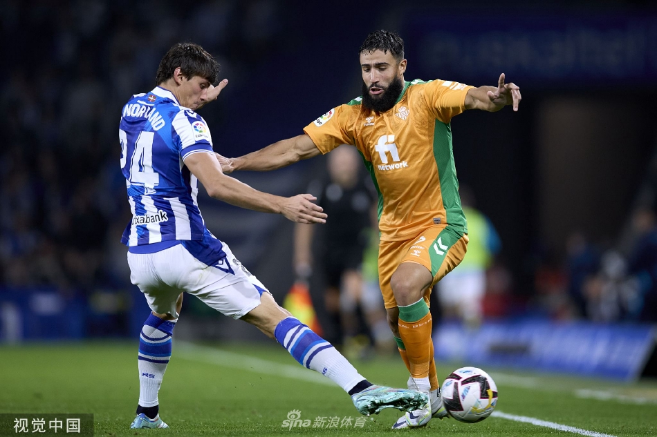 贝蒂斯前锋如猎豹般启动，冷静接应穿透防线的直塞球，形成单刀直扑对方禁区