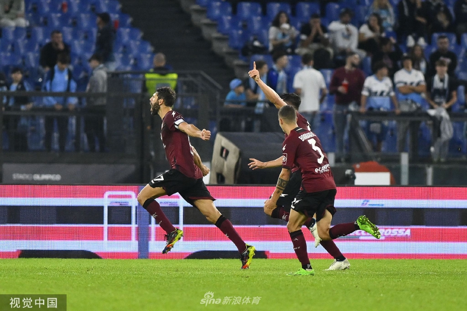 双方球员在中场激烈拼抢，一名萨勒尼塔纳球员正奋力拦截拉齐奥的传球