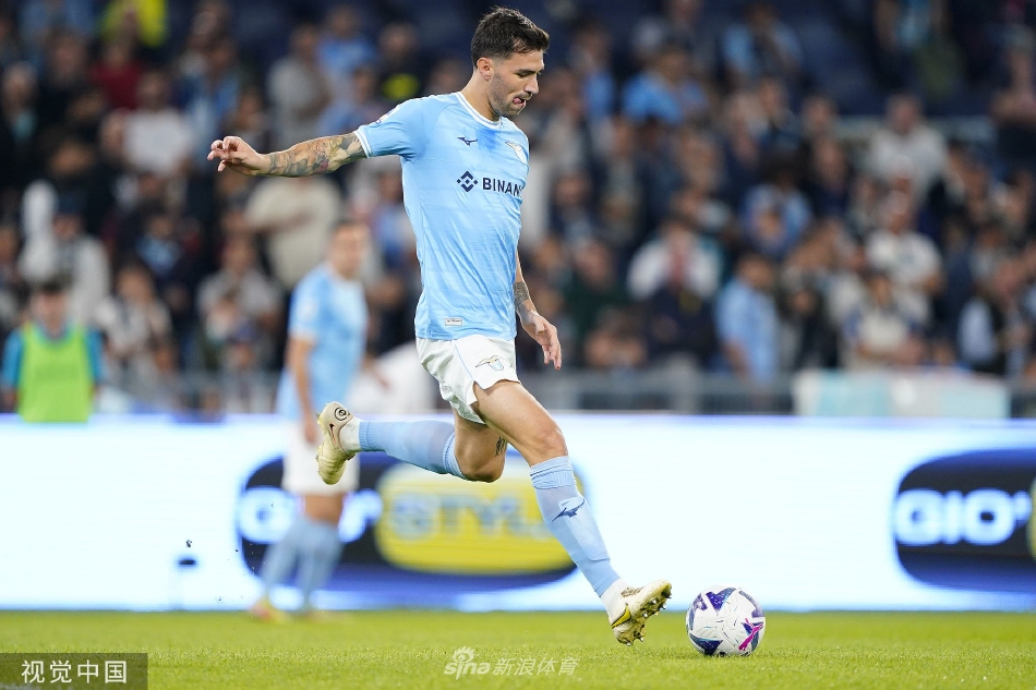 拉齐奥球员马蒂亚·扎卡尼破门瞬间，他正挥拳奔跑庆祝，身后是沮丧的萨勒尼塔纳门将