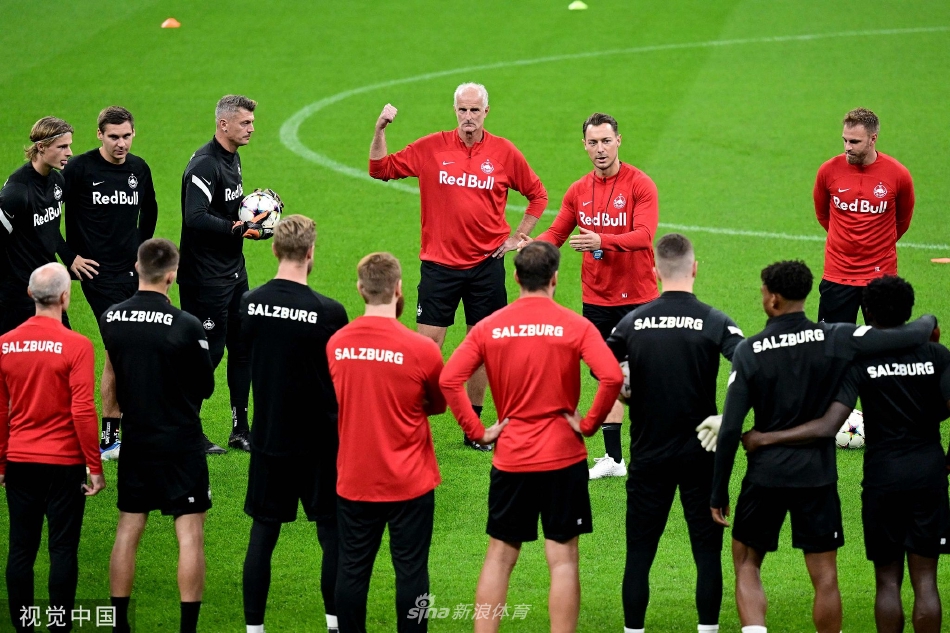 球员独自进行拉伸训练，在大战前的宁静中凝聚身体与精神的每一份能量