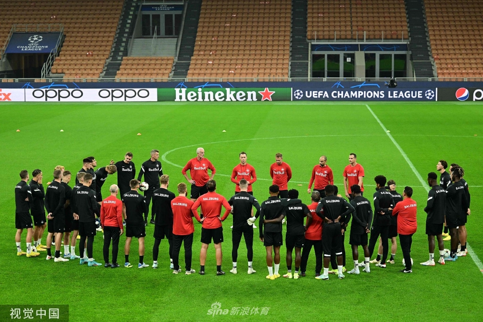 萨尔茨堡红牛队球员在圣西罗球场进行专注的传接球训练，团队默契在绿茵场上悄然传递