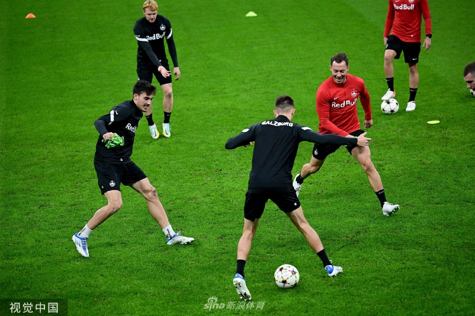 前锋在训练中起脚劲射，皮球如出膛炮弹般飞向球门，展现致命一击的锐利