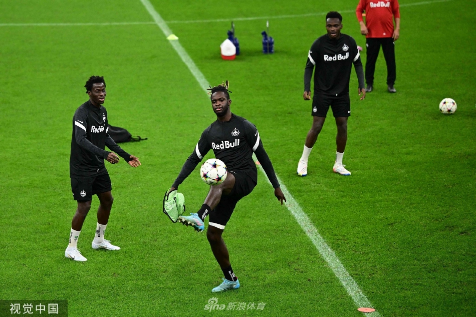 守门员飞身跃起做出精彩扑救，守护球队最后一道防线的决心坚不可摧