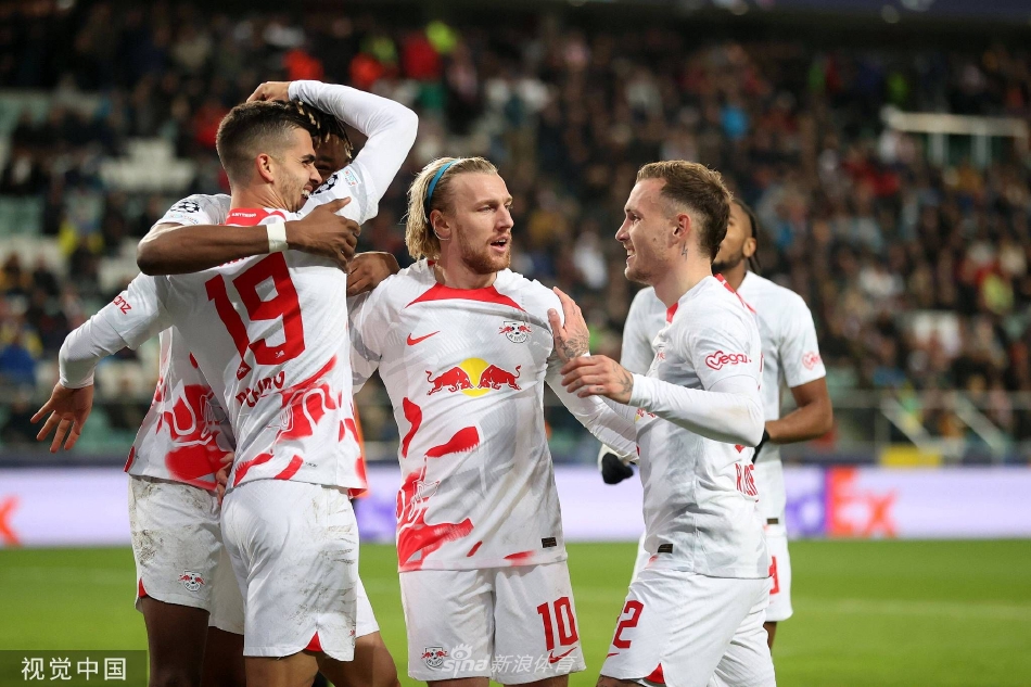 莱比锡球员索博斯洛伊打入第三球后，与上前庆祝的队友恩昆库紧紧相拥