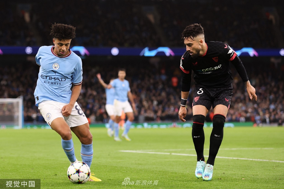 曼城球员在中场围成一圈相互鼓舞，尽管是轮换阵容，但团队依然展现出强大的凝聚力，为下半场的逆转埋下了伏笔。