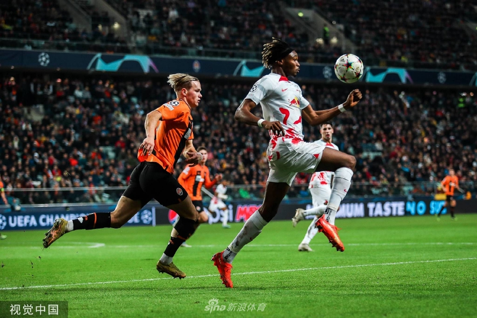 比赛结束后，莱比锡全队手拉手走向客队球迷区，向远道而来的支持者们致谢