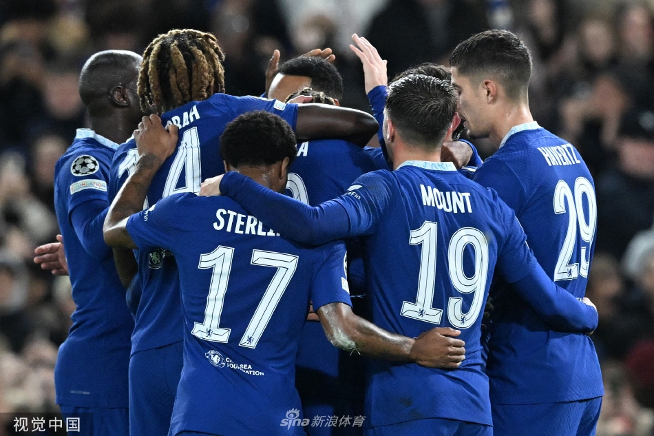 切尔西主教练波特在场边专注指挥，神情严肃，背景是激烈进行的赛场