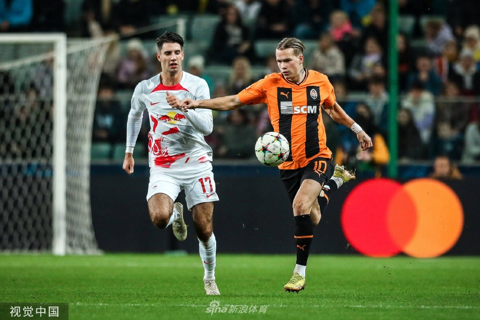 矿工队乌克兰国脚穆德里克带球突破，莱比锡两名防守球员左右夹击试图拦截