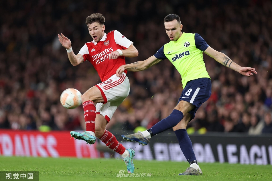 苏黎世球员带球快速推进试图反击，阿森纳中场球员紧追不舍进行拦截