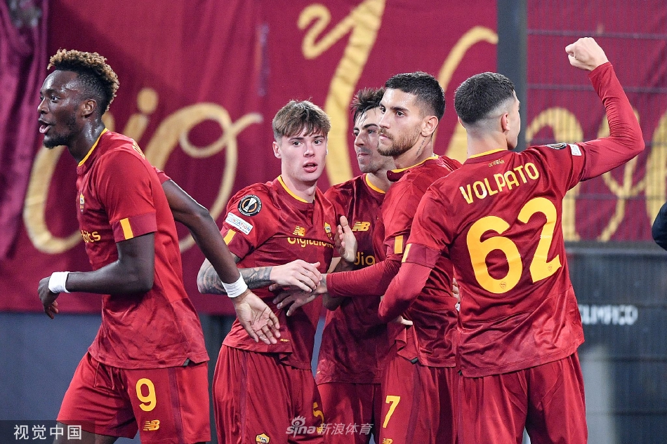 罗马奥林匹克球场看台爆满，六万余名球迷挥舞围巾，营造出炽热的主场氛围。