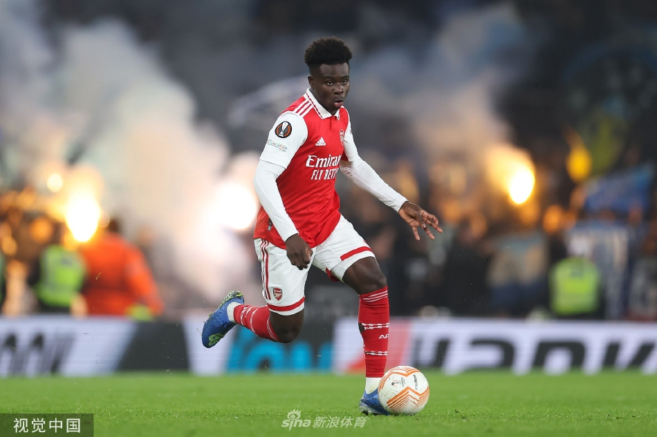 阿森纳门将拉姆斯代尔飞身跃起，单掌将对手的威胁射门托出横梁