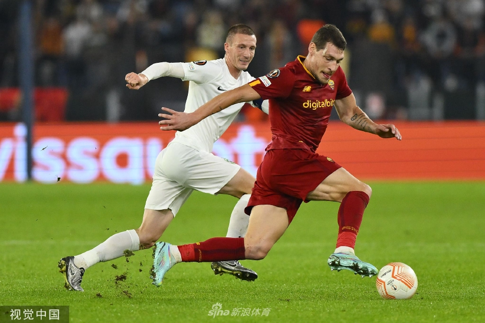 夜幕下的罗马奥林匹克球场灯火辉煌，如同为胜利归来的战士们点亮的一座荣耀殿堂。