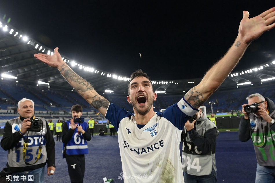 比赛结束后拉齐奥球员向客队看台致意，蓝色旗帜漫天飞舞，远处罗马球迷看台逐渐空荡形成鲜明对比。