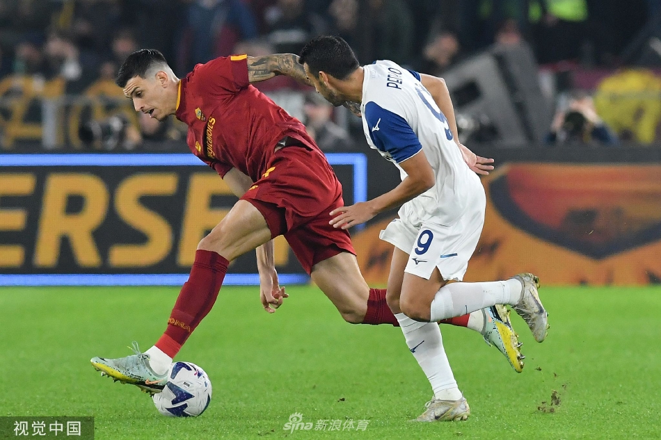 罗马主帅穆里尼奥场边眉头紧锁，双手比划着战术指令，身后看台球迷表情写满焦虑与期待。