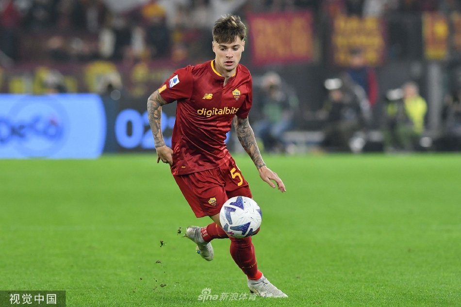 拉齐奥门将普罗维德尔飞身扑救，身体完全舒展如展翅雄鹰，将罗马队的威胁射门拒之门外。