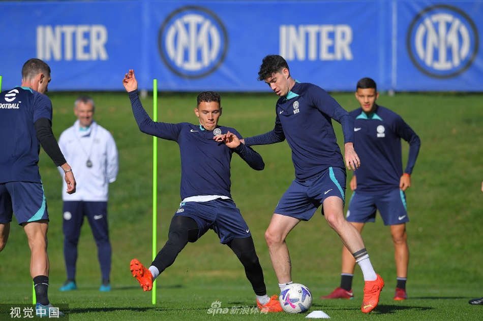 晨曦中的绿茵场，国际米兰球员正在进行高强度的传接球训练，皮球在空中划出一道道精准的弧线