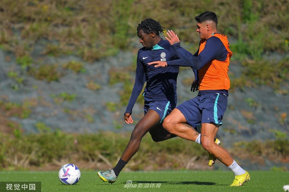 年轻小将在训练中绽放笑容，充满朝气的面庞代表着球队的未来与希望