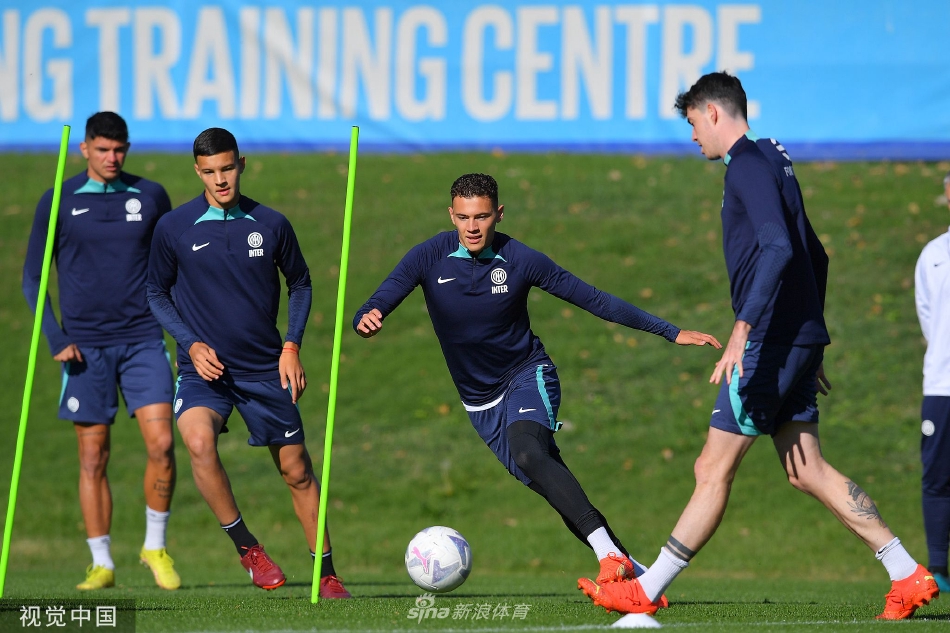 门将训练环节，奥纳纳飞身扑救，舒展的身姿如同蓝黑守护神