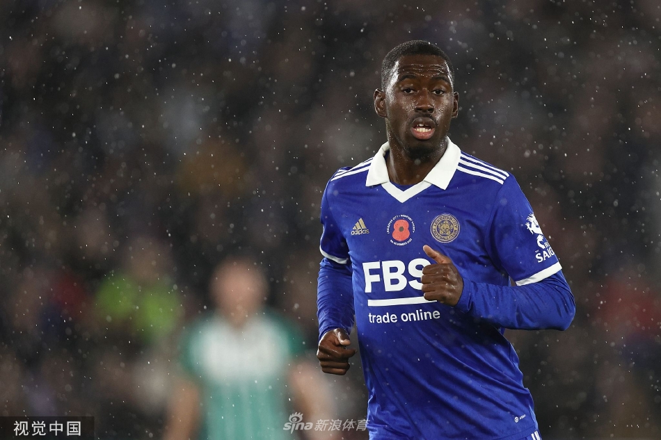 詹姆斯·贾斯汀受伤后痛苦地倒在草皮上，队医迅速入场进行紧急处理，背景中可见神情关切的队友。