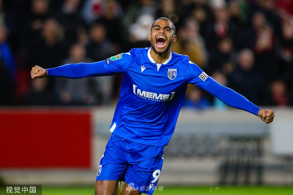 布伦特福德前锋伊万·托尼在比赛开场仅两分钟后便破门得分，他张开双臂与助攻的队友达姆斯加尔德激情庆祝，主场球迷瞬间沸腾。