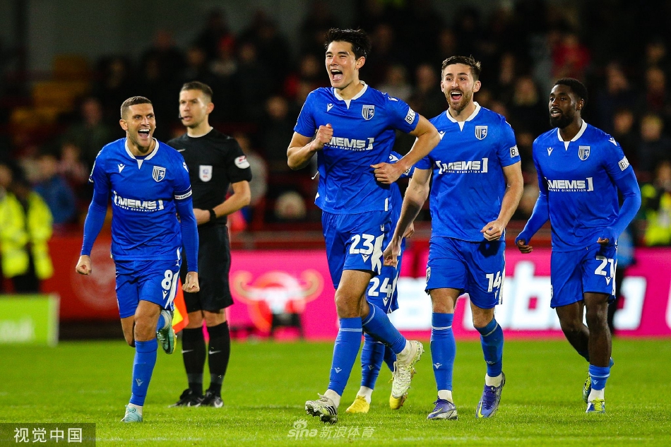 点球决胜时刻，布伦特福德球员达姆斯加尔德射出的点球被判断错了方向的门将扑出，他本人则因绝望而跪倒在草皮上。