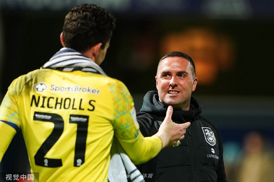 双方球员在中场展开高空球激烈争顶，瞬间的对抗展现了足球比赛的力量与竞技之美