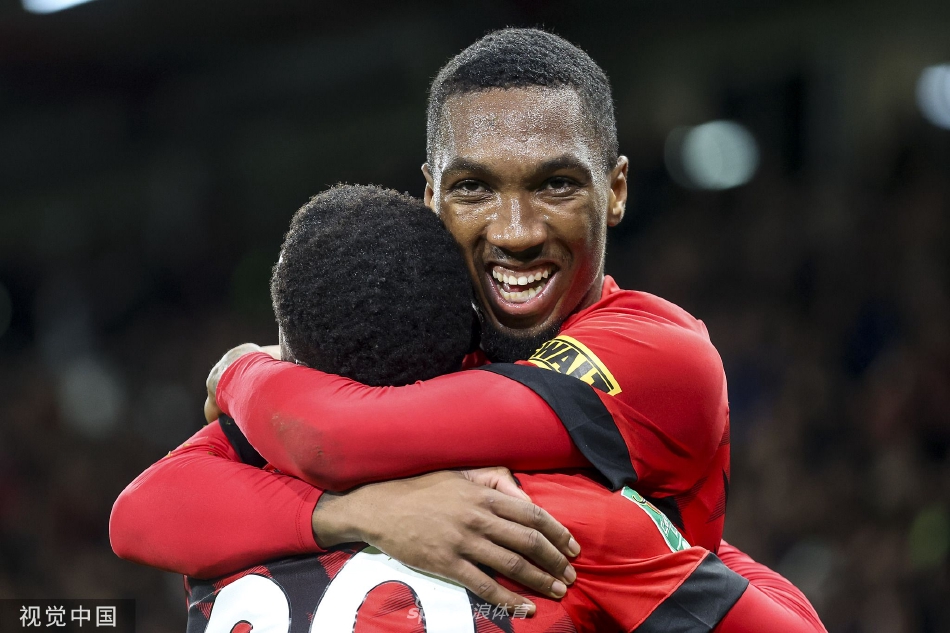 伯恩茅斯前锋贾马尔·洛在开场不久后起脚劲射，皮球划出一道弧线飞向球门，埃弗顿门将贝戈维奇鞭长莫及。