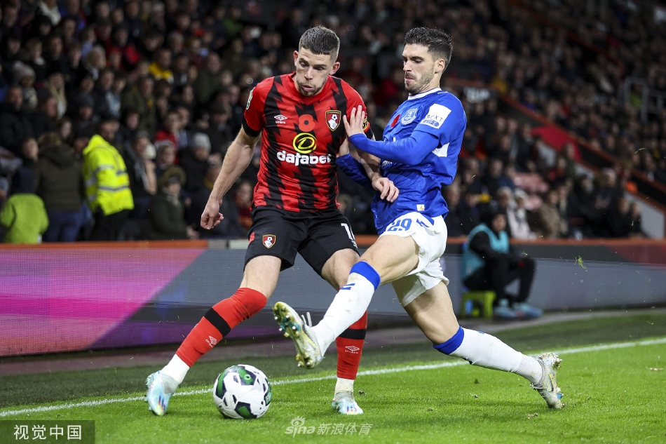 埃弗顿后卫霍尔盖特在湿滑的草皮上意外滑倒丢球，神情懊恼，这次失误直接导致了球队的第二个失球。