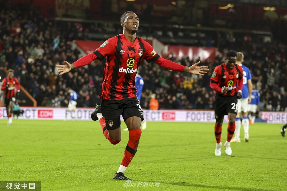 年轻的伯恩茅斯边锋杰登·安东尼攻入球队第四球后，兴奋地跑向角旗区与队友激情相拥。