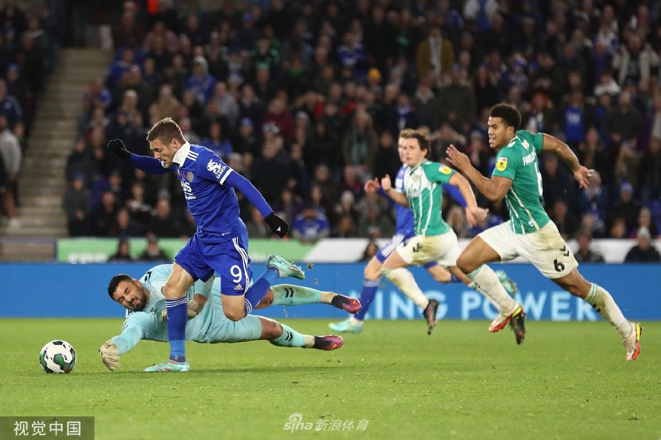 纽波特郡球员在比赛中积极拼抢，奋力拦截莱斯特城球员的脚下球，展现了低级别联赛球队的坚韧与顽强。