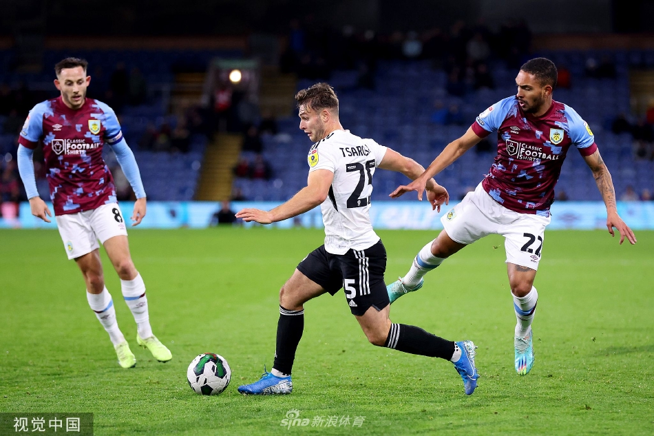 克劳利镇球员围拢在一起庆祝来之不易的扳平进球，展现了团队不屈的凝聚力