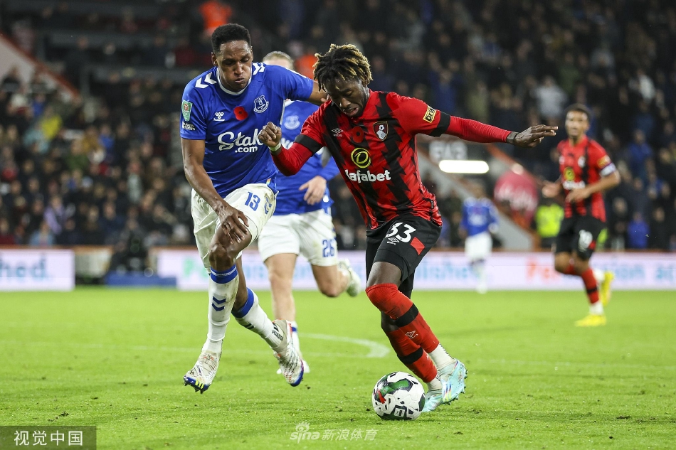 伯恩茅斯全队在终场哨响后围拢在一起，紧紧相拥庆祝这场提振士气的重要胜利。