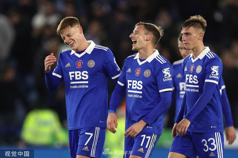 杰米·瓦尔迪高高跃起，力压防守球员，将球狠狠顶入球门，展现出不老传奇的霸气。