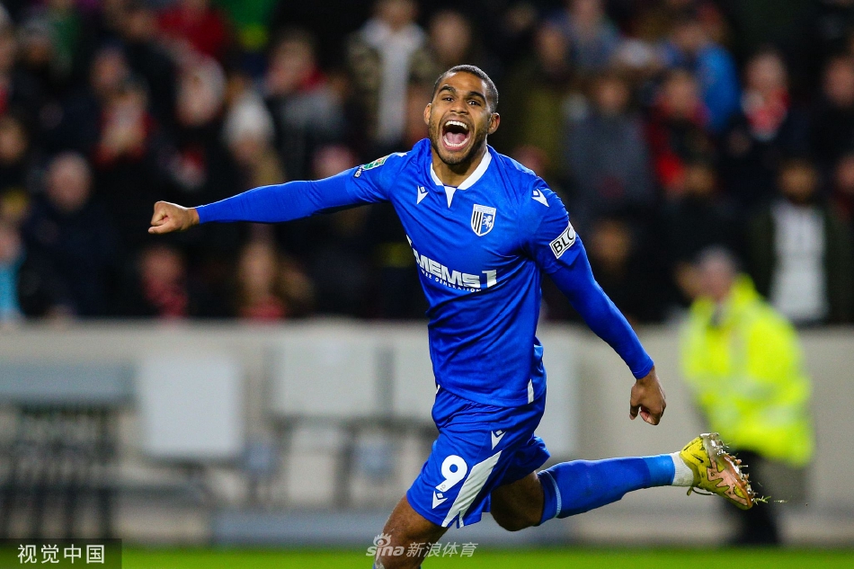 比赛结束后，失落的布伦特福德球员呆立在场地中央，而远处是陷入狂欢、拥抱庆祝的吉林汉姆全队，悲喜画面形成鲜明对比。