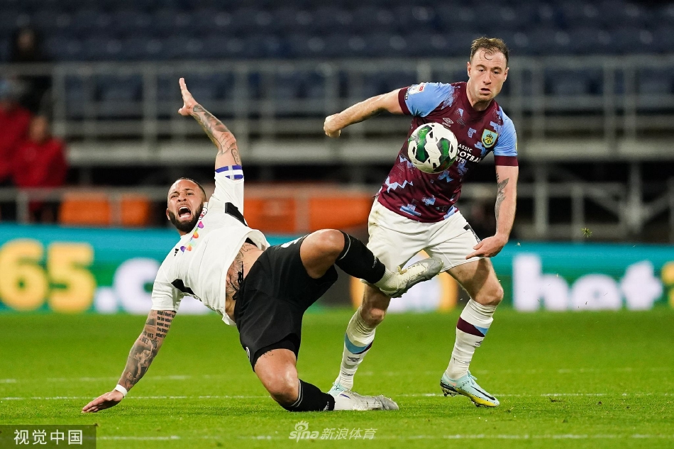 伯恩利球员打入第三球后全队相拥庆祝，完美配合后的喜悦洋溢在每个人脸上